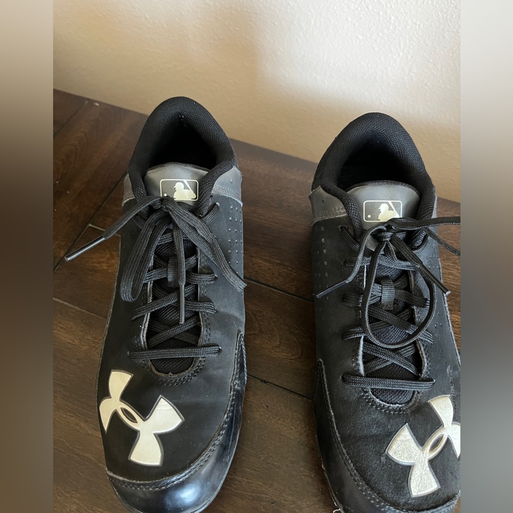 Under Armour Youth Cleats – 5.5 Youth - Picture 2 of 8